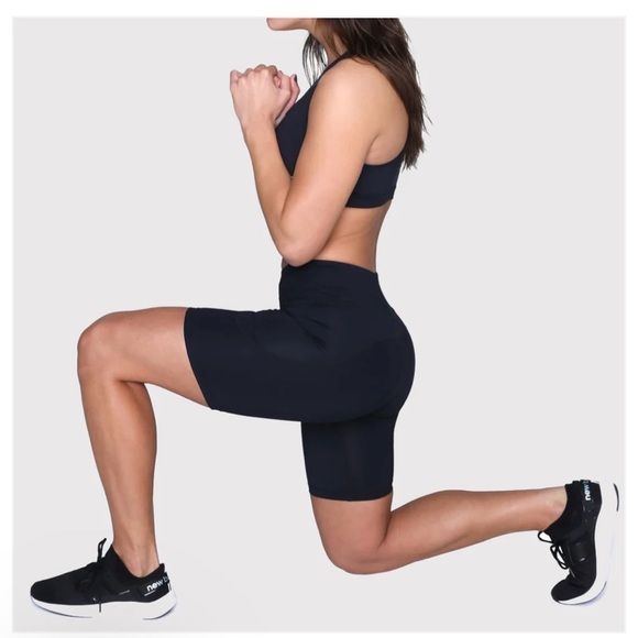 DFND ACTIVE MID RISE WOMEN'S COMPRESSION SHORT NEW Size Small - Picture 3 of 7